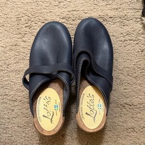 Lotta From Stockholm women’s navy Leather Slip-On Clogs with Strap